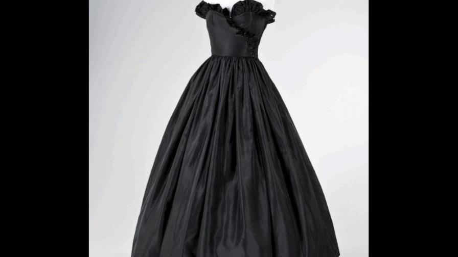 Vestido Lady Diana que marcó tendencia mundial exhibido en Chile