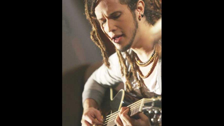 Vicente García, en solitario, firma con Emi