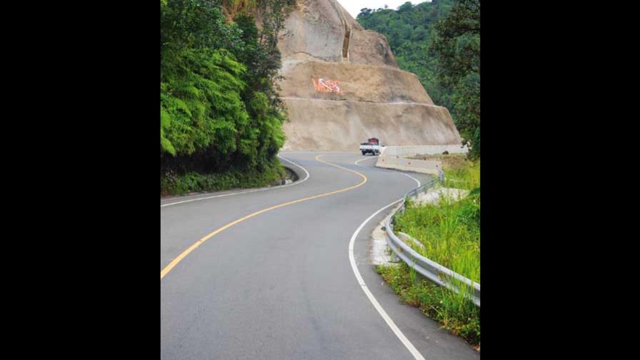 Dejan carretera Constanza sin señales Dejan carretera Constanza sin señales