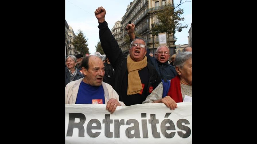 Sarkozy firma ley: Franceses se jubilarán a los 62, no a los 60