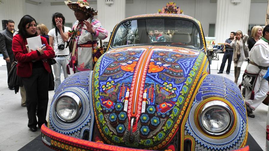 Indígenas mexicanos transforman Volskwagen en obra de arte