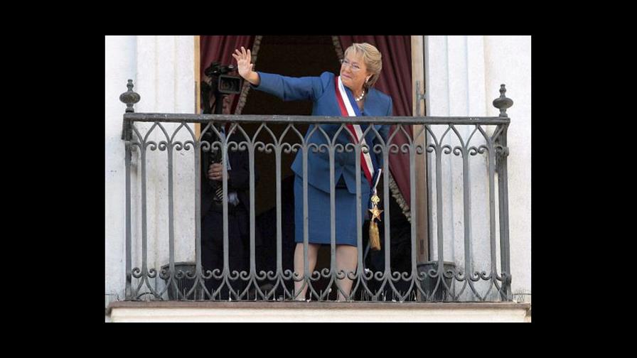Multitud despide a Bachelet, que se va triste, tranquila y orgullosa