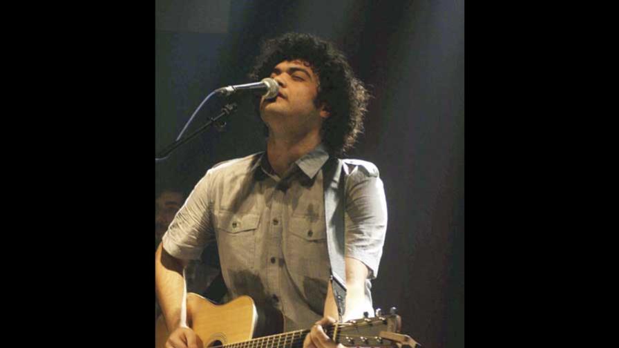 Jóvenes cantautores latinos por Haití y Chile