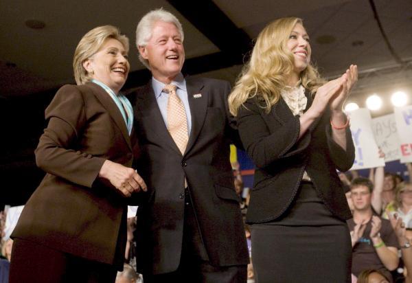 Hillary Clinton viaja a Nueva York por la hospitalización de su marido