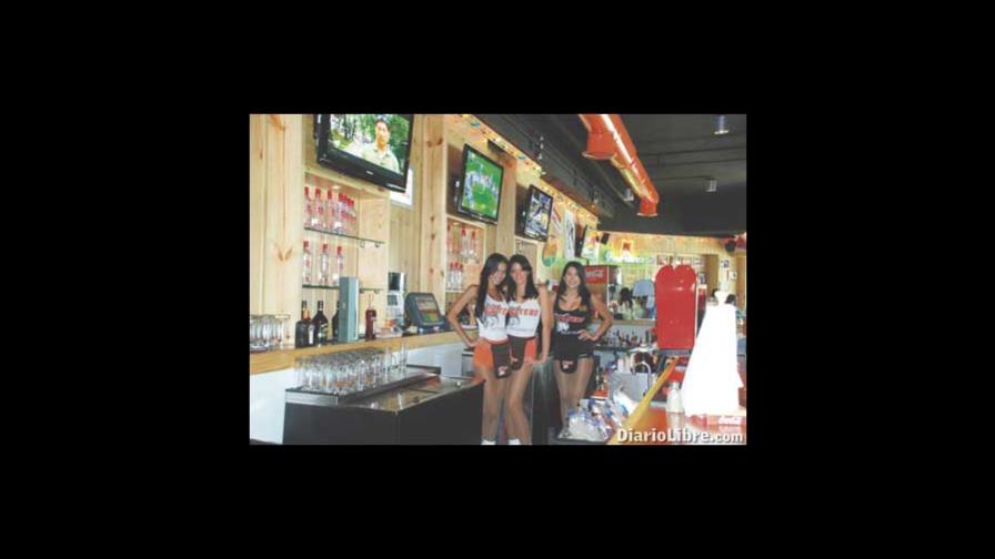 Hooters abre primer restaurante en el país
