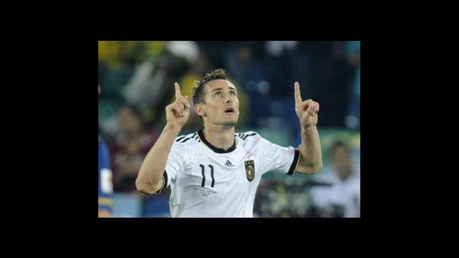 Alemania gana 4-0 a una Australia con 10 hombres