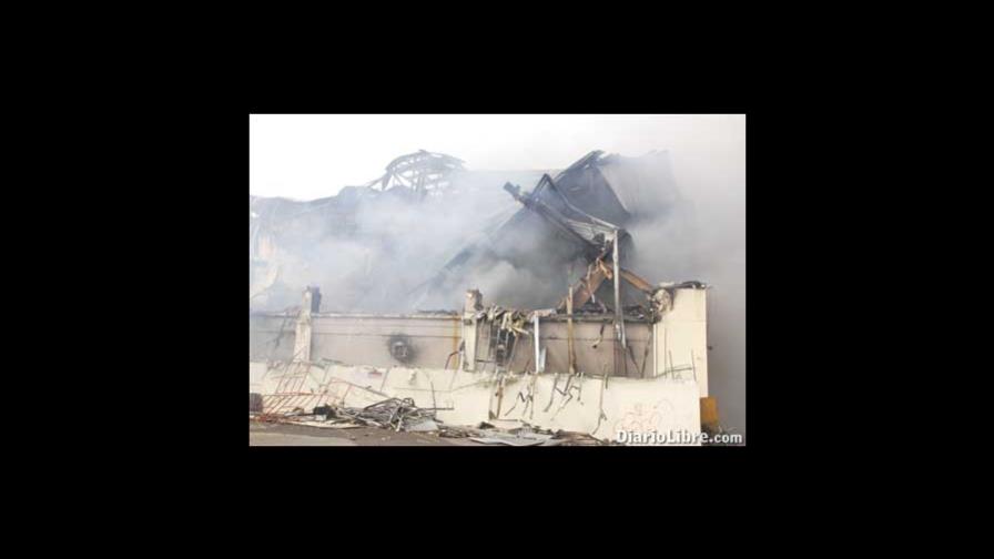 Investigan causa del incendio ferretería Investigan causa del incendio ferretería