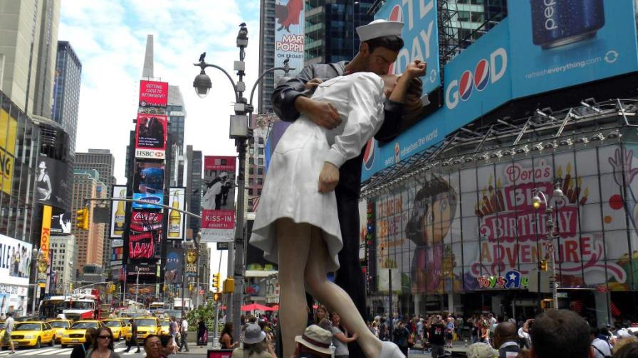 Nueva York erige una estatua del beso de Times Square tras II Guerra Mundial
