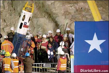 Rescatan a mineros chilenos tras 69 días
