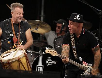 Masivo apoyo en festival de rock solidario con Chile