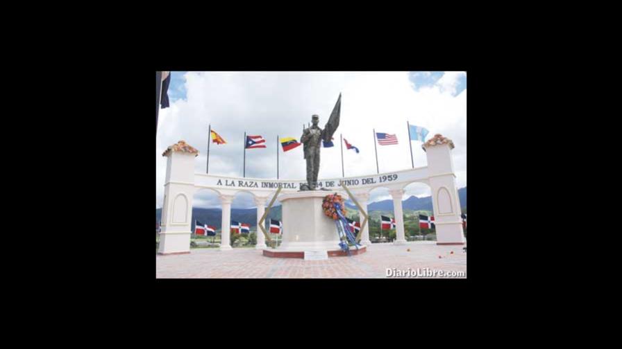 Leonel inaugura monumento a los expedicionarios del 1J4