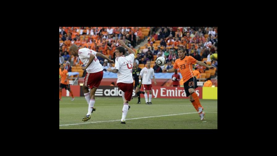 Autogol adelanta 1-0 a Holanda sobre Dinamarca