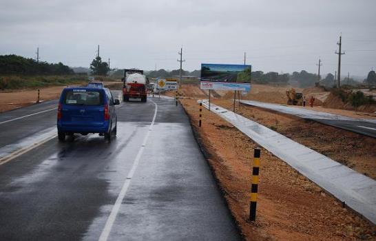 Obras Públicas inicia asfaltado Autopista del Coral