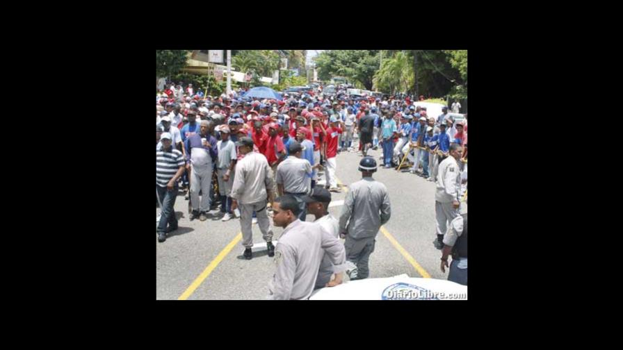 Protesta y temor por medidas de Alderson Protesta y temor por medidas de Alderson