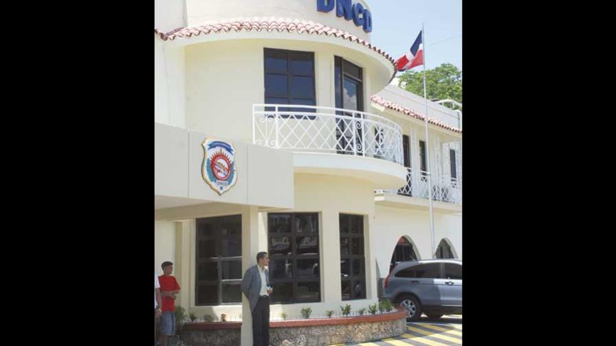 Pide a padres evitar hijos usen prendas dibujos droga