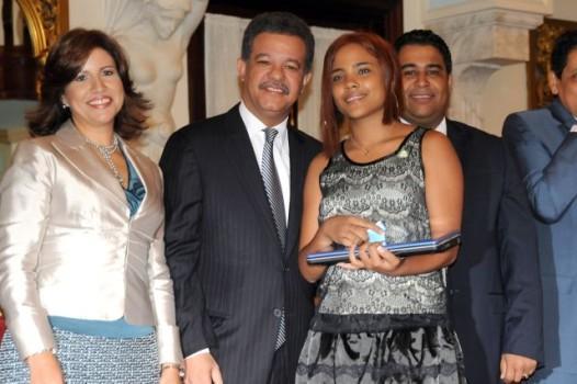 Leonel encabeza acto a ganadores del Premio Nacional de la Juventud