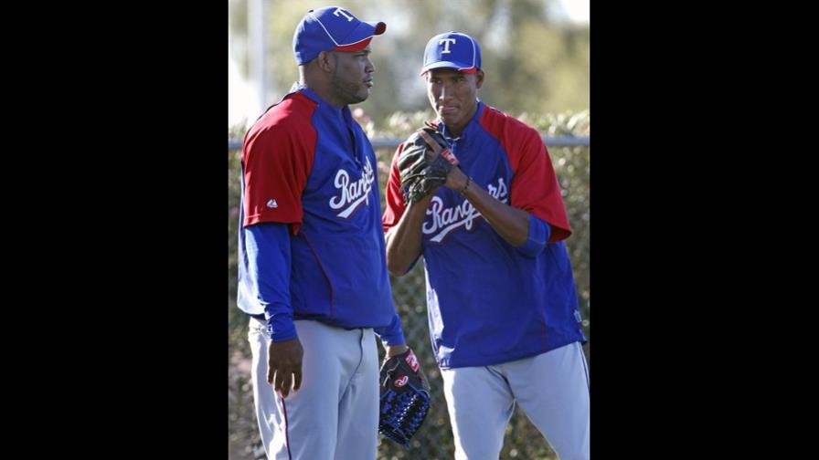 Omar Beltré y Alexi Ogando entrenan con Rangers
