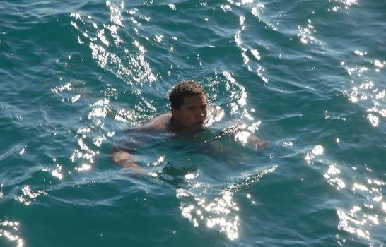Hombre se lanza al mar para evadir persecución policial