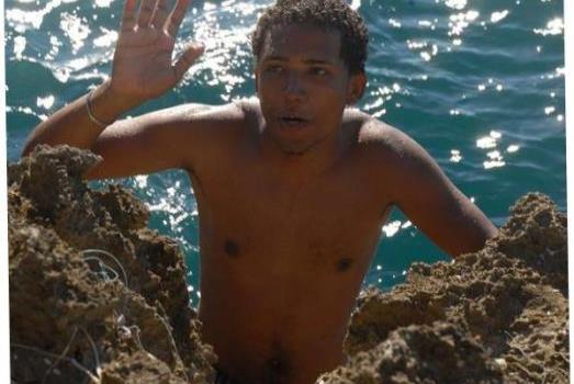 Hombre se lanza al mar para evadir persecución policial