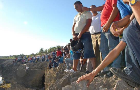 Hombre se lanza al mar para evadir persecución policial