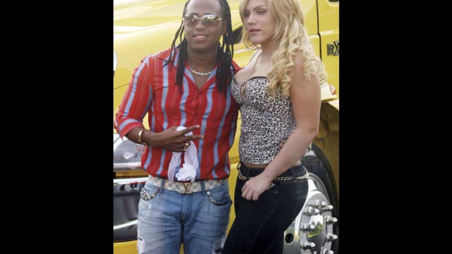 Mambo King firma bachatero RD