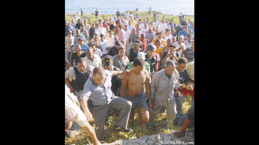 Hombre se lanza al mar tras intentar asaltar una oficina