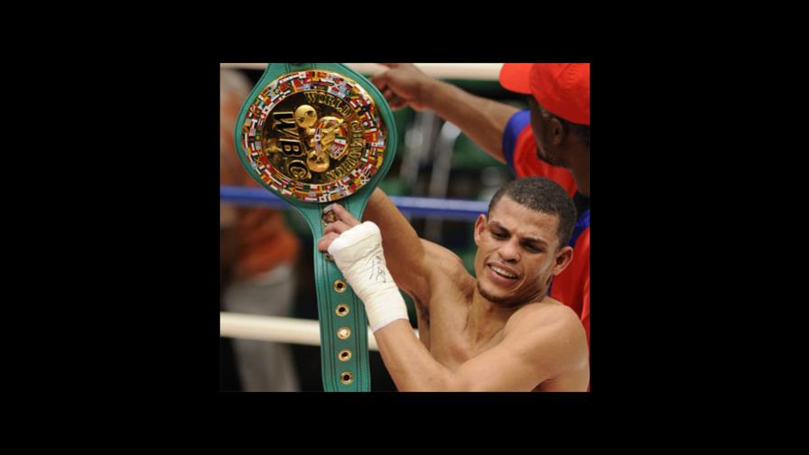 Boxeador dominicano Elio Rojas retiene la faja de peso pluma ante el mexicano Espadas Boxeador dominicano Elio Rojas retiene la faja de peso pluma ante el mexicano Espadas