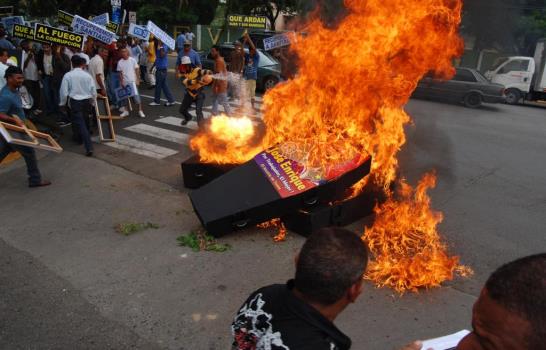 Queman ataúdes en velatorio simbólico frente a cabildo de Santiago