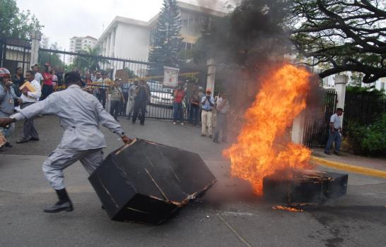 Queman ataúdes en velatorio simbólico frente a cabildo de Santiago