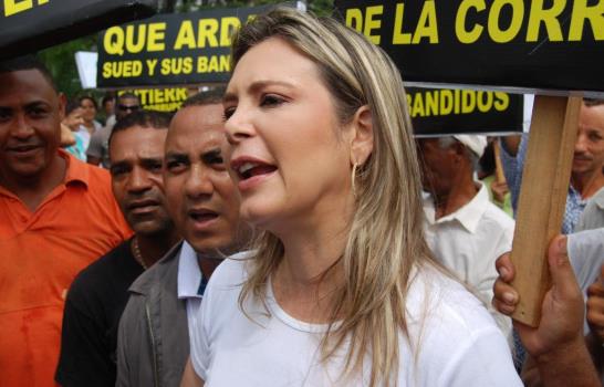 Queman ataúdes en velatorio simbólico frente a cabildo de Santiago