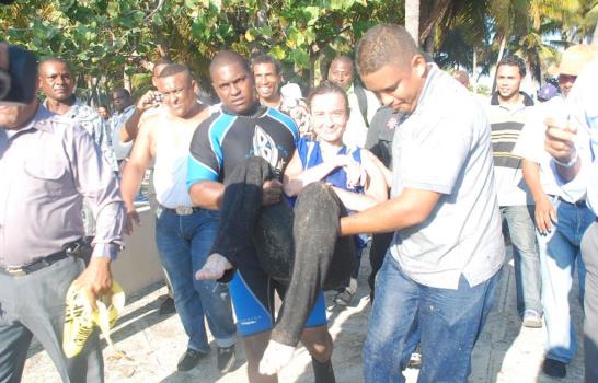Rescatan mujer en el mar frente a la Avenida Abraham Lincoln Rescatan mujer en el mar frente a la Avenida Abraham Lincoln