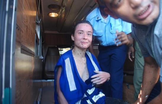 Rescatan mujer en el mar frente a la Avenida Abraham Lincoln Rescatan mujer en el mar frente a la Avenida Abraham Lincoln