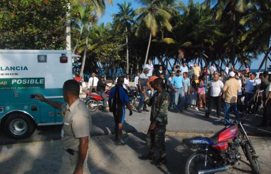 Rescatan mujer en el mar frente a la Avenida Abraham Lincoln Rescatan mujer en el mar frente a la Avenida Abraham Lincoln