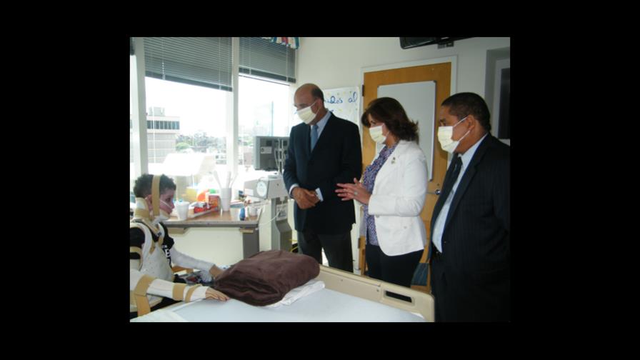 Primera Dama visita joven en hospital de Boston