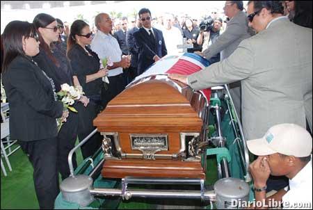 El pueblo desafía la lluvia para darle el último adiós a Freddy Beras Goico