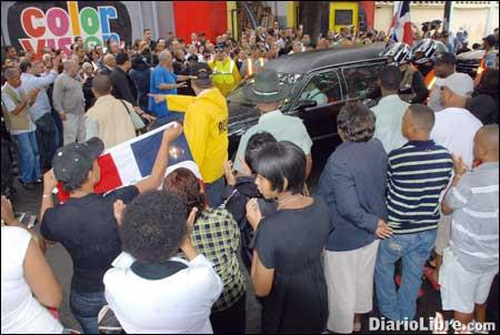 El pueblo desafía la lluvia para darle el último adiós a Freddy Beras Goico