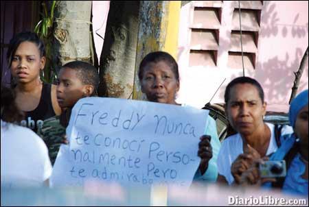 El pueblo desafía la lluvia para darle el último adiós a Freddy Beras Goico