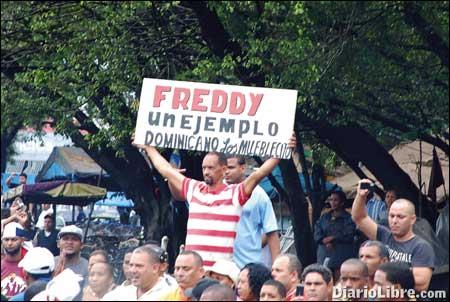 El pueblo desafía la lluvia para darle el último adiós a Freddy Beras Goico