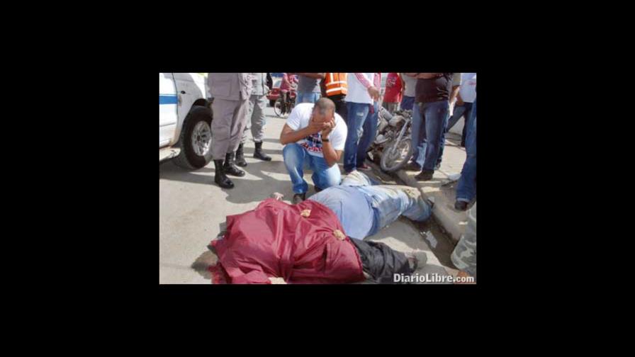 Chofer mata motorista y huye