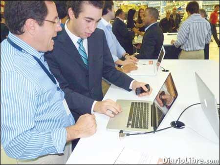 Ejecutivos de Plaza Lama inauguran Apple Corner