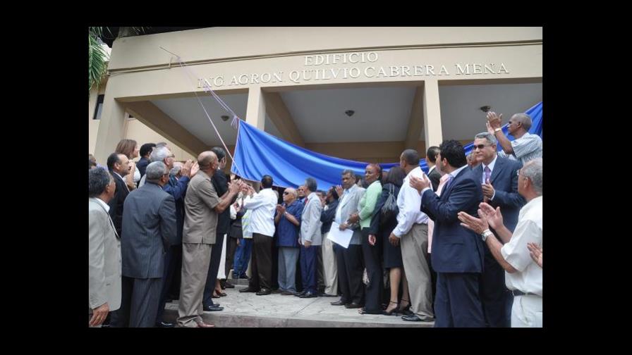 Develizan nombre Quilvio Cabrera en edificio central del IAD