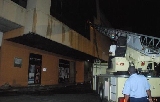 Incendio afecta dos locales de Plaza Central