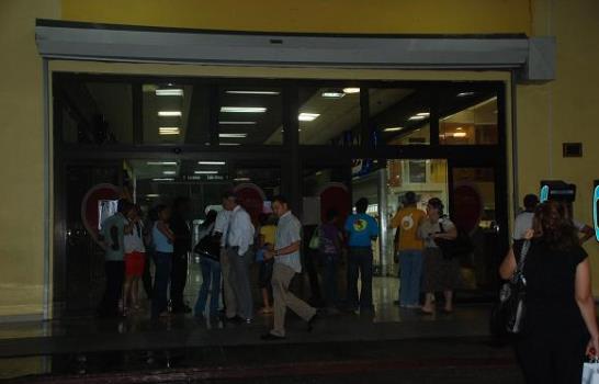 Incendio afecta dos locales de Plaza Central