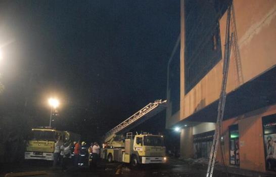 Incendio afecta dos locales de Plaza Central