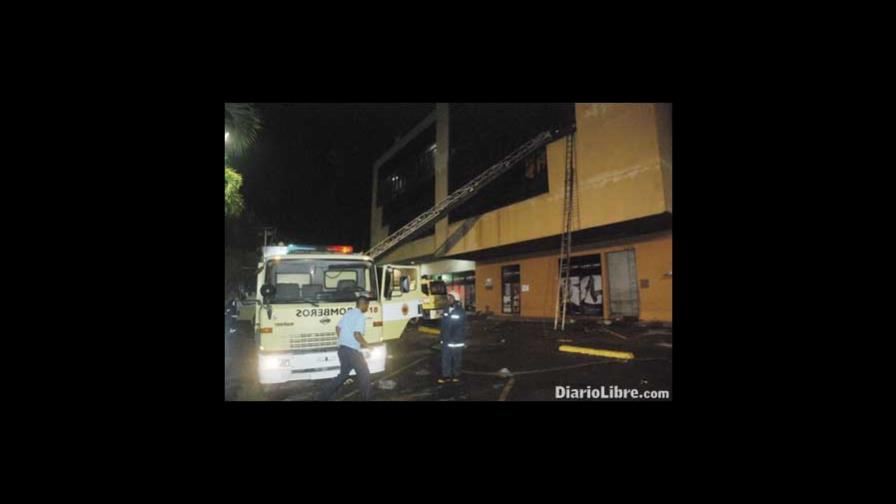 Un incendio afecta dos locales en Plaza Central