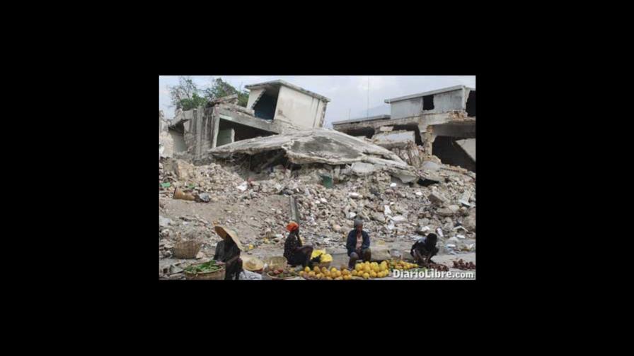 Escombros aún son parte del paisaje de Haití