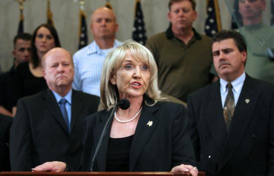 Arizona desafía protestas y promulga ley criminaliza inmigración ilegal