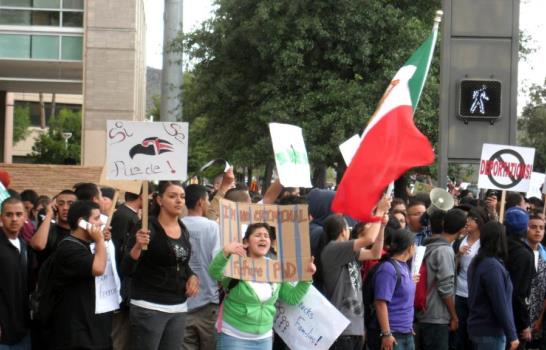 Arizona desafía protestas y promulga ley criminaliza inmigración ilegal