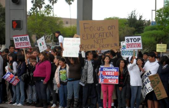 Arizona desafía protestas y promulga ley criminaliza inmigración ilegal