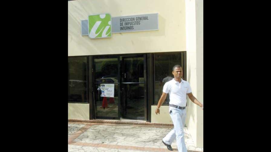 DGII anuncia norma registro especial de carros salvamentos